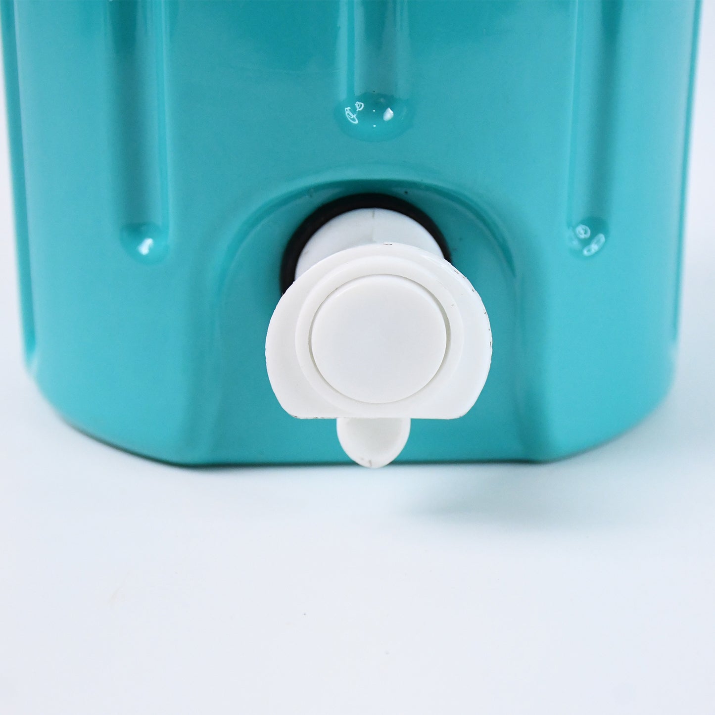 Wukusy insulated 2.5L water jug with tap, leakproof travel cooler showing stainless steel body and secure lid.