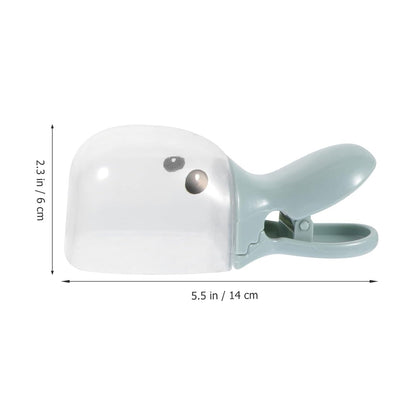 Wukusy 2-in-1 pet food scoop with bag clip, showing a plastic scoop attached to a clip for easy pet food dispensing and storage.