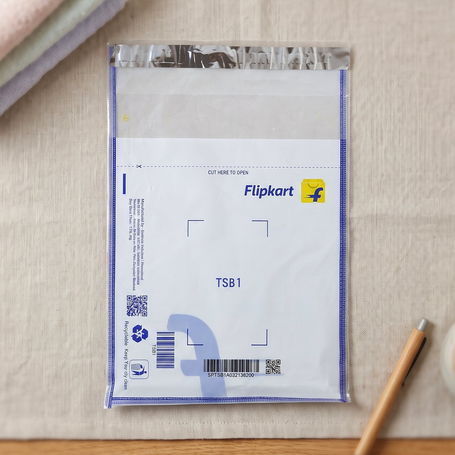 Wukusy Flipkart courier bags, 8.5 x 11 inch tamper-proof polybags, pack of 100 ready for secure shipping and packaging.