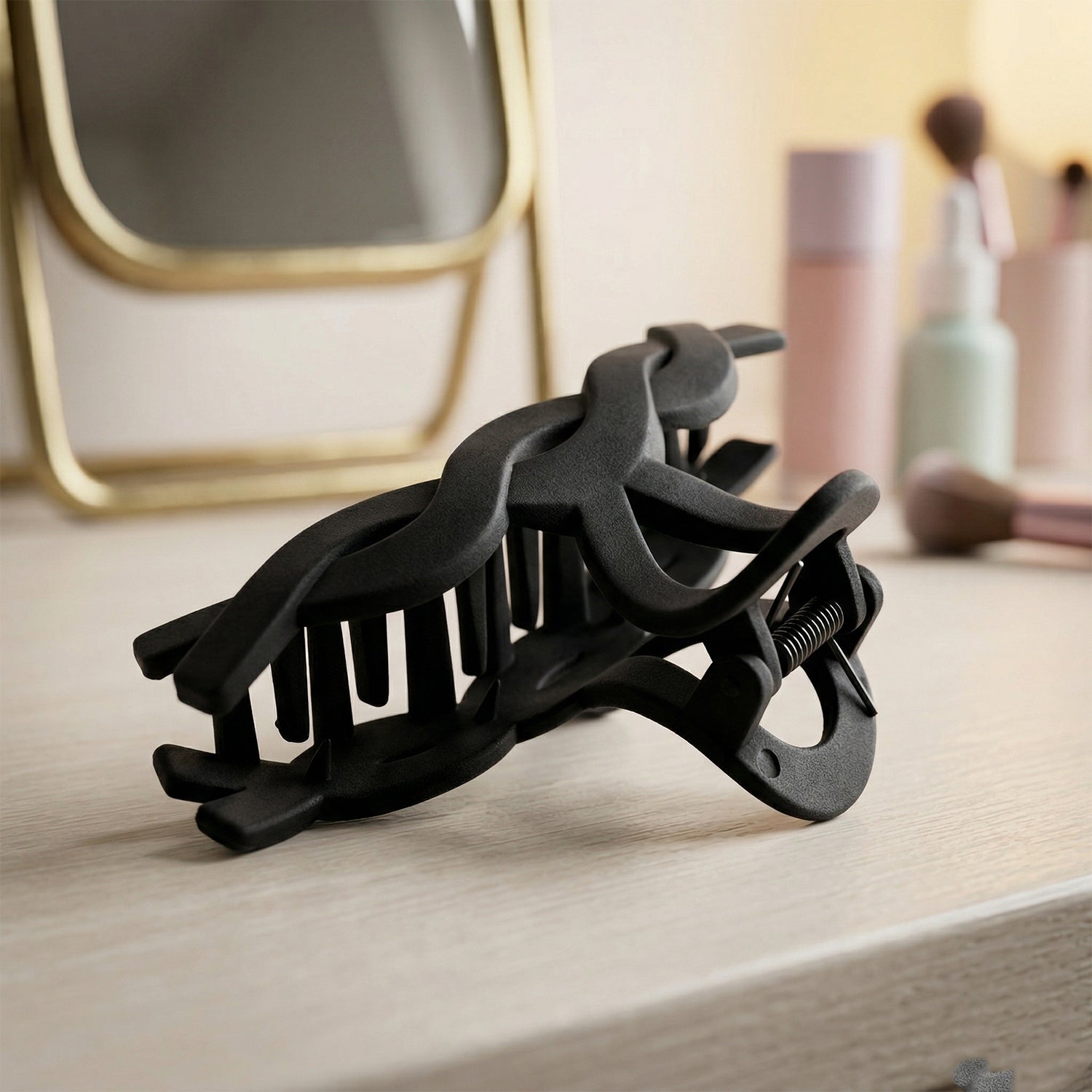 Wukusy stylish twist design hair claw clip, showing a close-up of the black plastic hair accessory with a twist pattern.