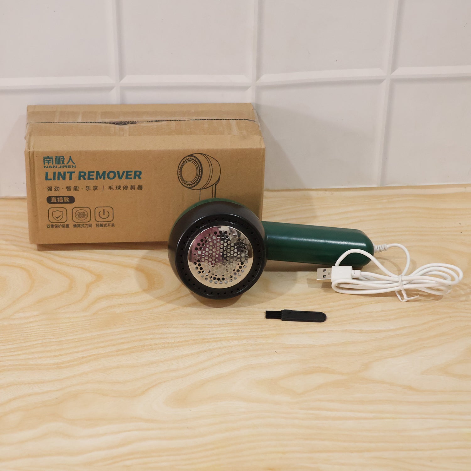 Wukusy USB-powered fabric lint remover and sweater fuzz cleaner with a compact design and cleaning blade for removing lint and fuzz.