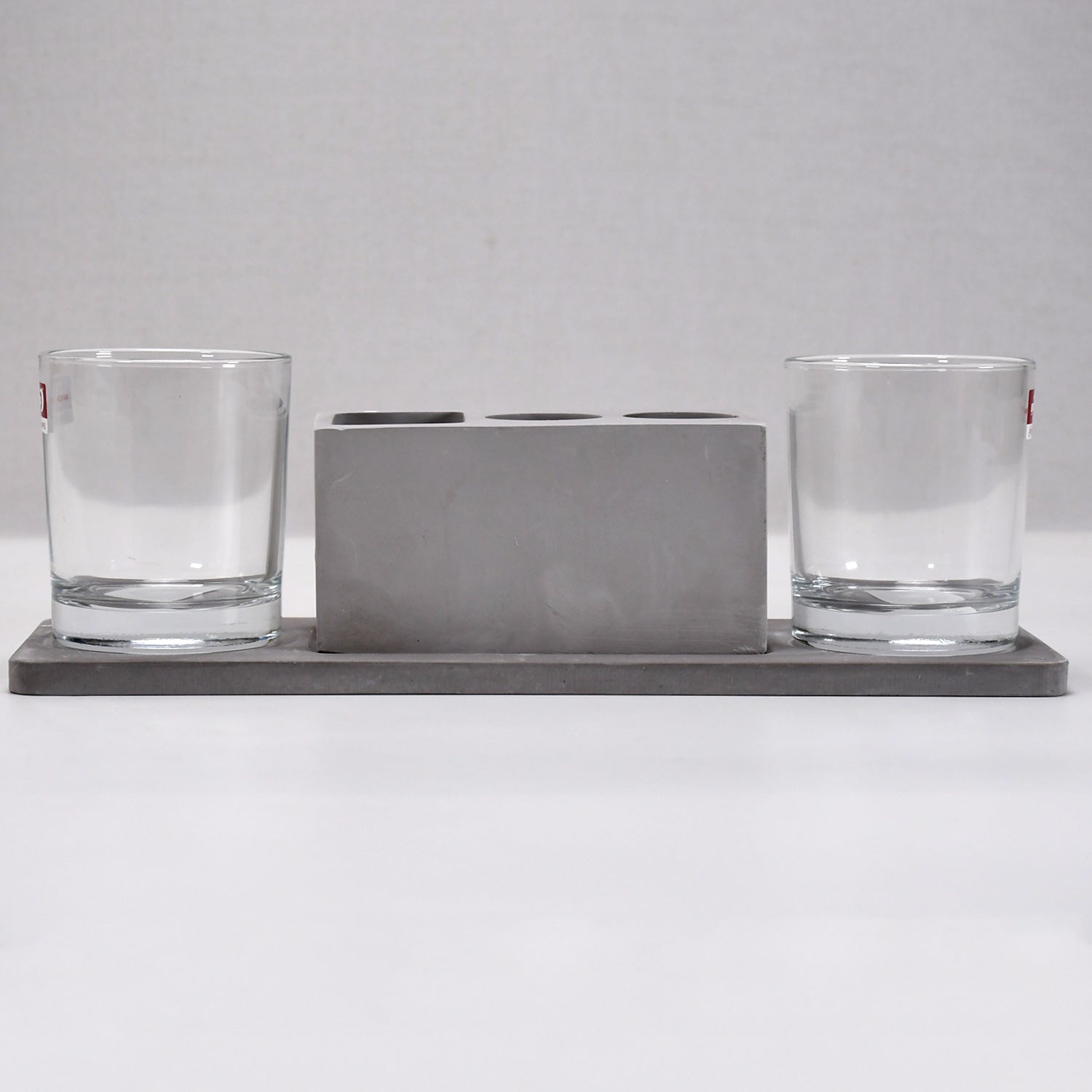Wukusy 5223 2-wine glass marble holder with attractive design for hotel and cafe use, showcasing elegant glass display.