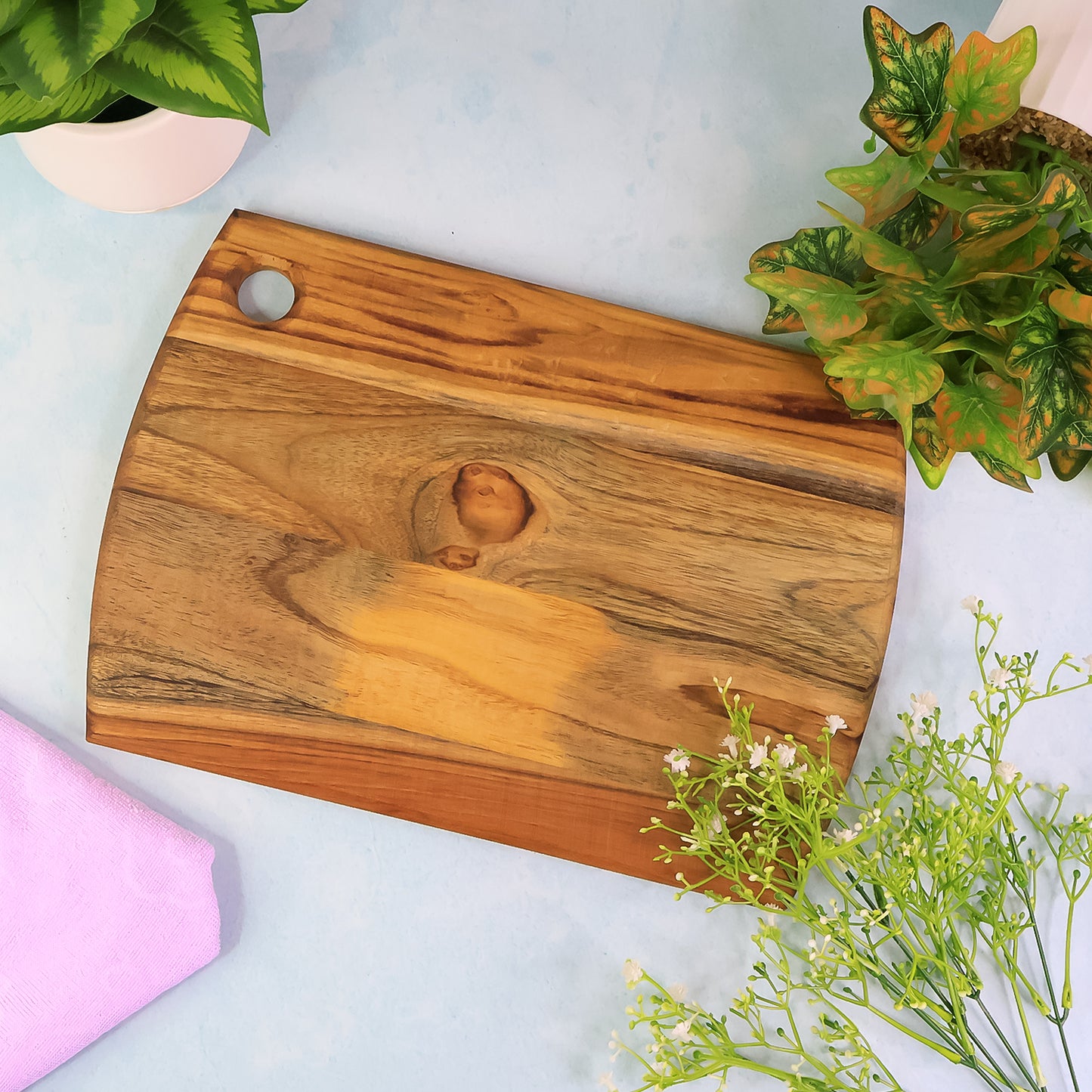 Wukusy Supermom premium teak wood chopping board for kitchen, rectangular with smooth surface and natural wood grain.