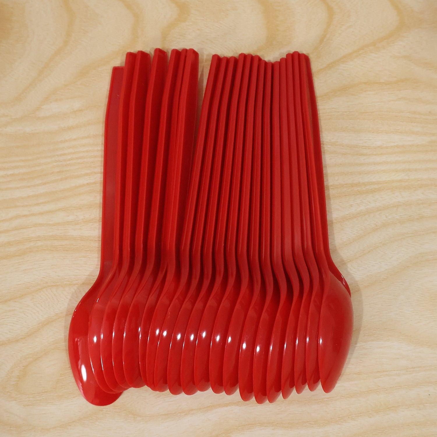 Set of 20 reusable Wukusy plastic dinner spoons, unbreakable cutlery for everyday use, arranged on a flat surface.