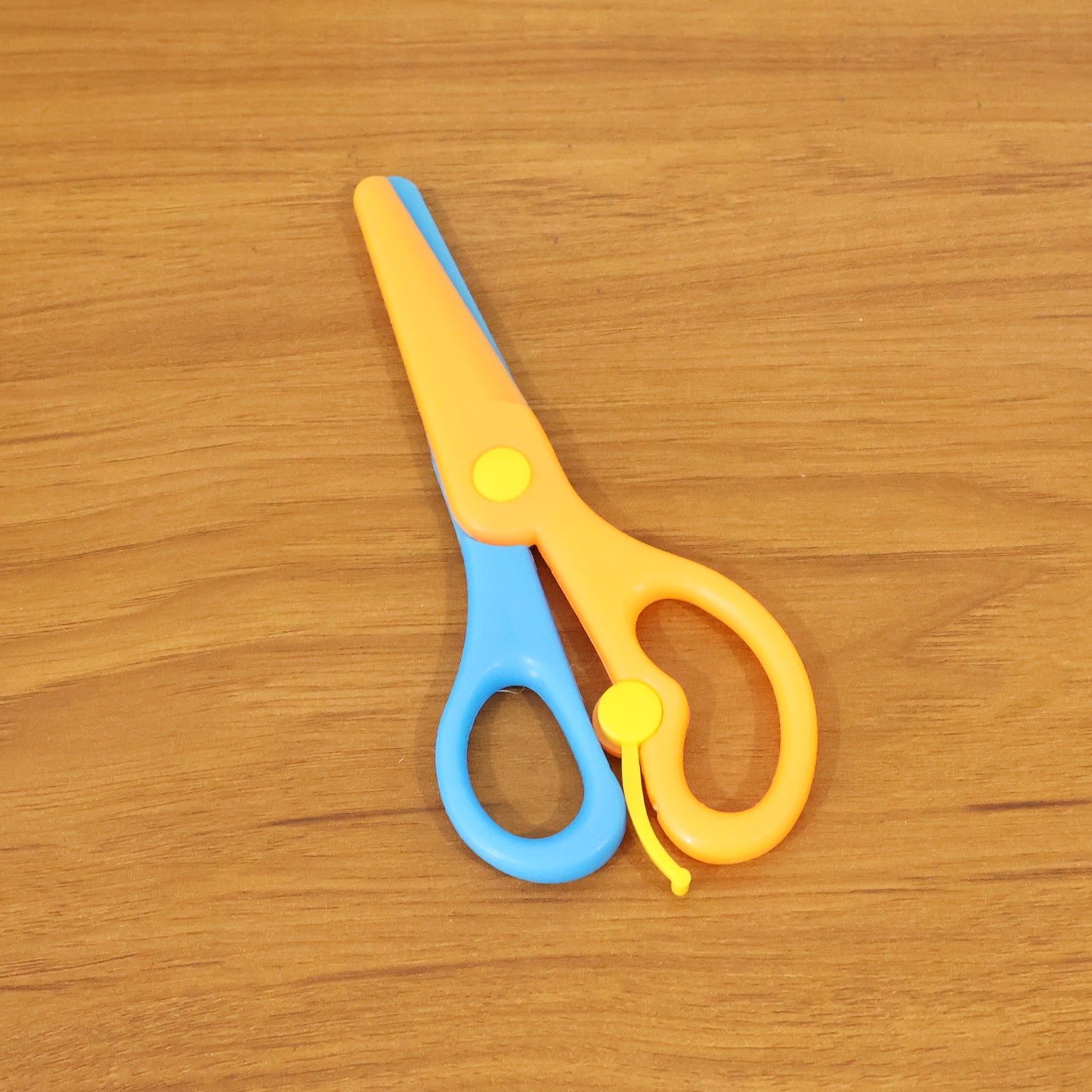 Child-safe plastic safety scissors for kids by Wukusy, featuring rounded tips and colorful handles for safe cutting play.