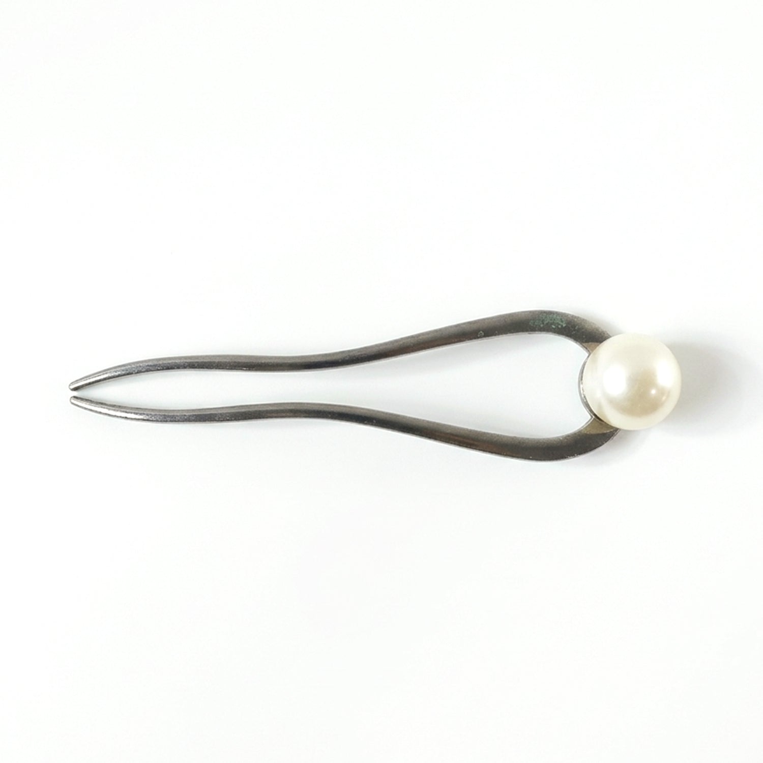 Wukusy elegant pearl design hair pin clip with a single decorative pearl, perfect for securing and styling hair.