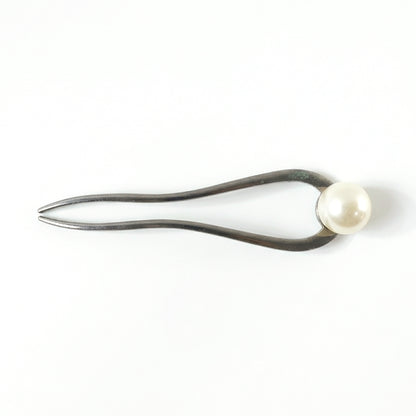 Wukusy elegant pearl design hair pin clip with a single decorative pearl, perfect for securing and styling hair.
