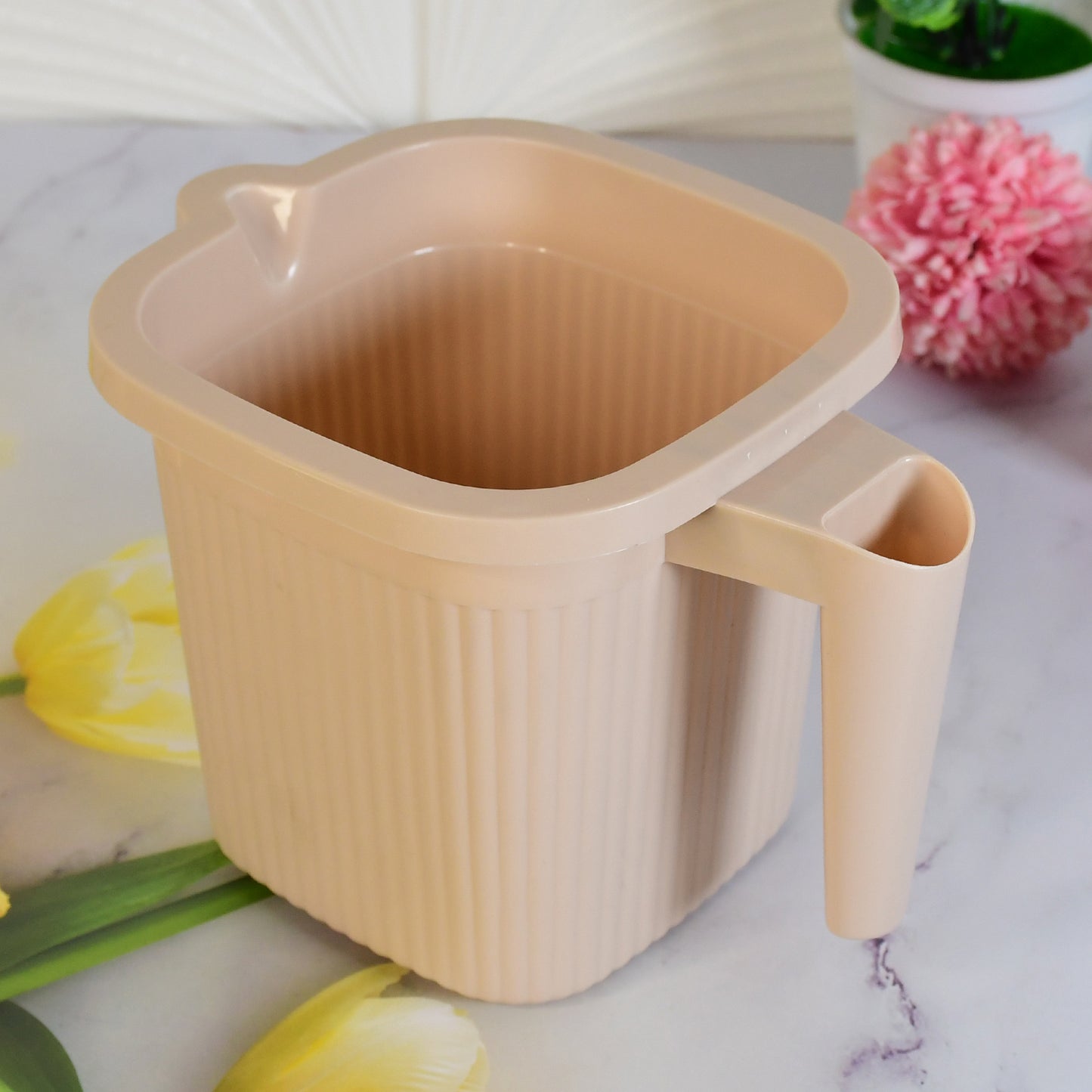 Wukusy plastic square bath water mug in mixed colors, 1000 ml capacity, suitable for home and kitchen use.