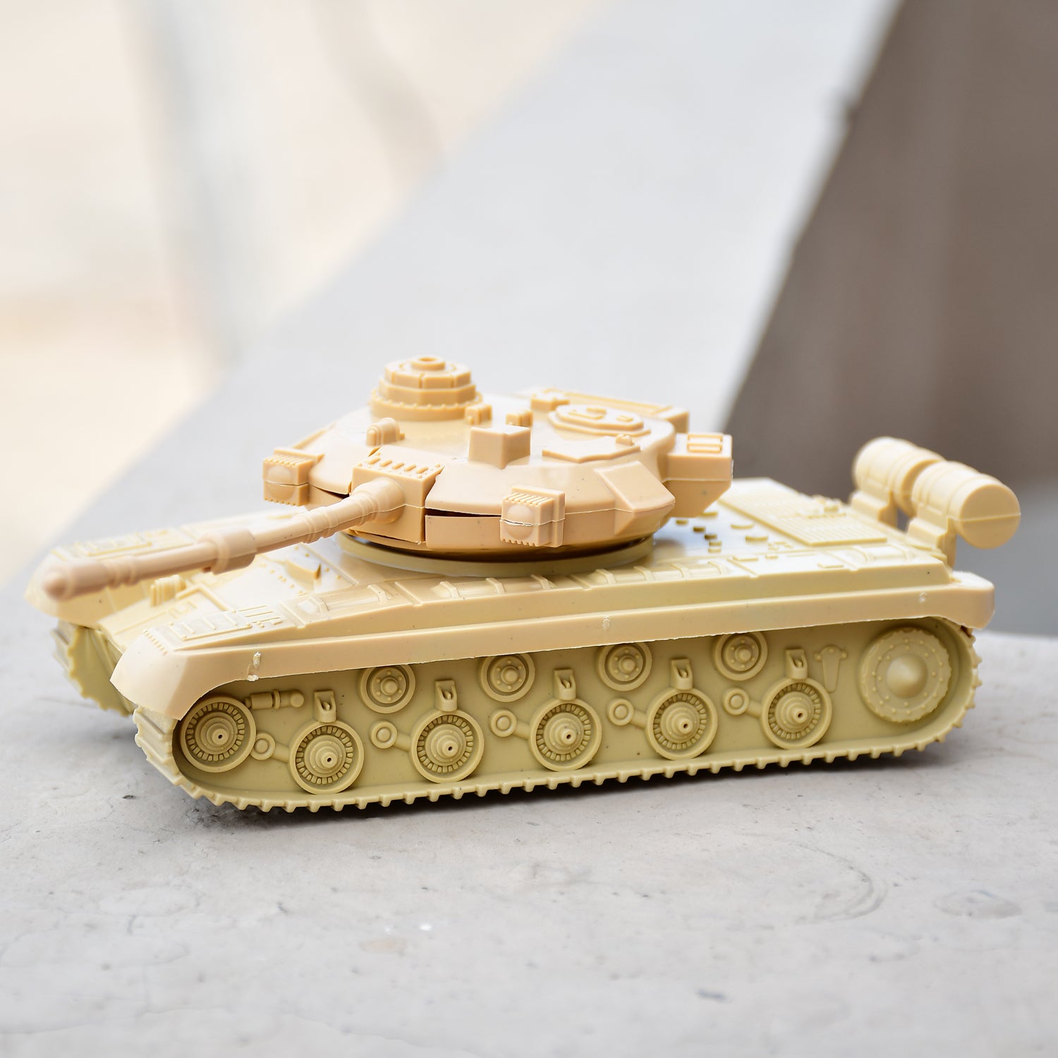 Wukusy 4466 pull back army tank toy for kids, detailed plastic military vehicle with moving parts and realistic design.