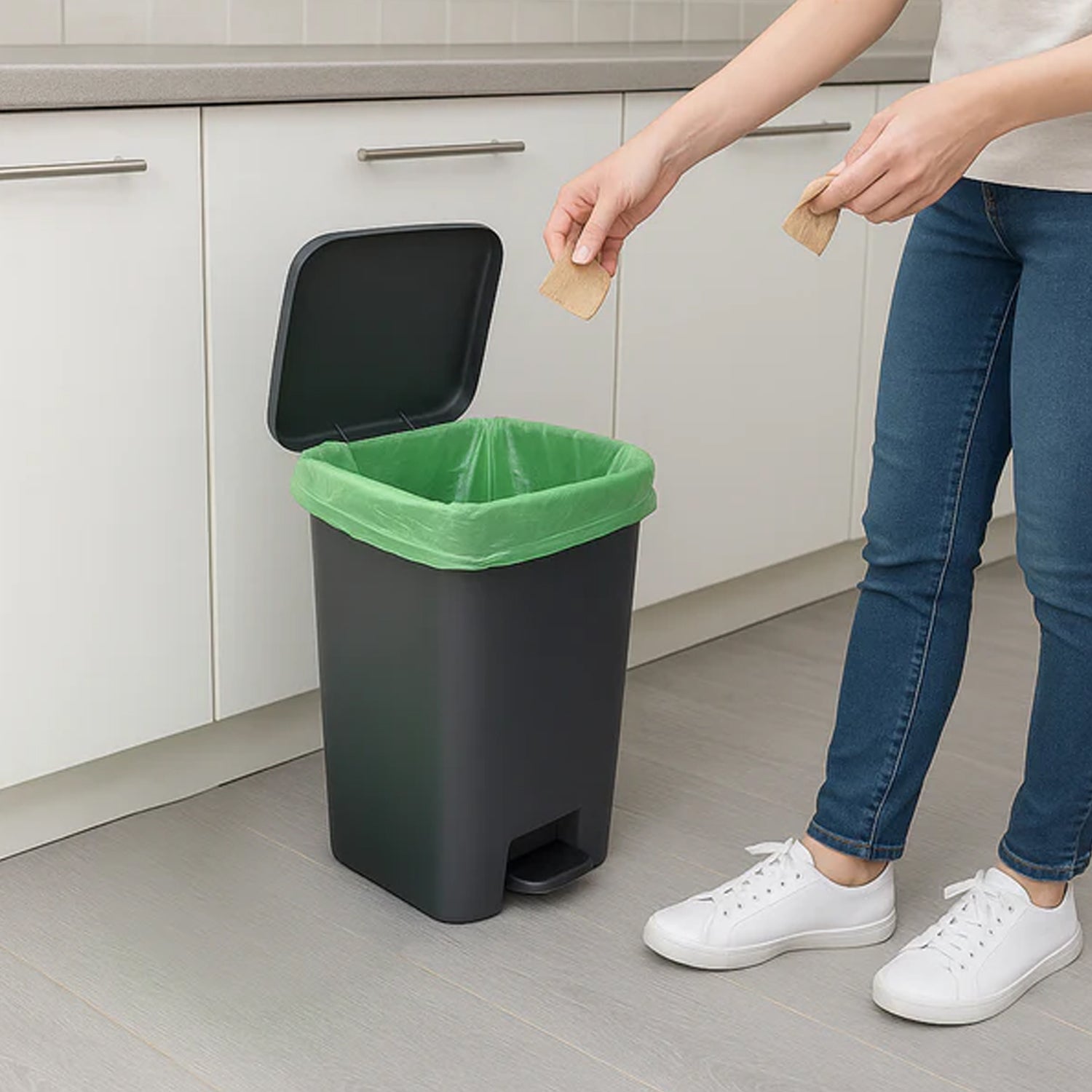 Green heavy duty garbage bags roll by Wukusy, 50 durable 50x60 cm trash bags for waste disposal.