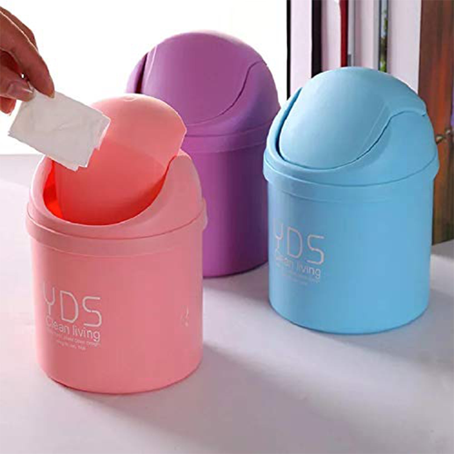 Small Wukusy mini trash can with lid, compact 18x13 cm, ideal for home use, featuring a sleek design and durable construction.
