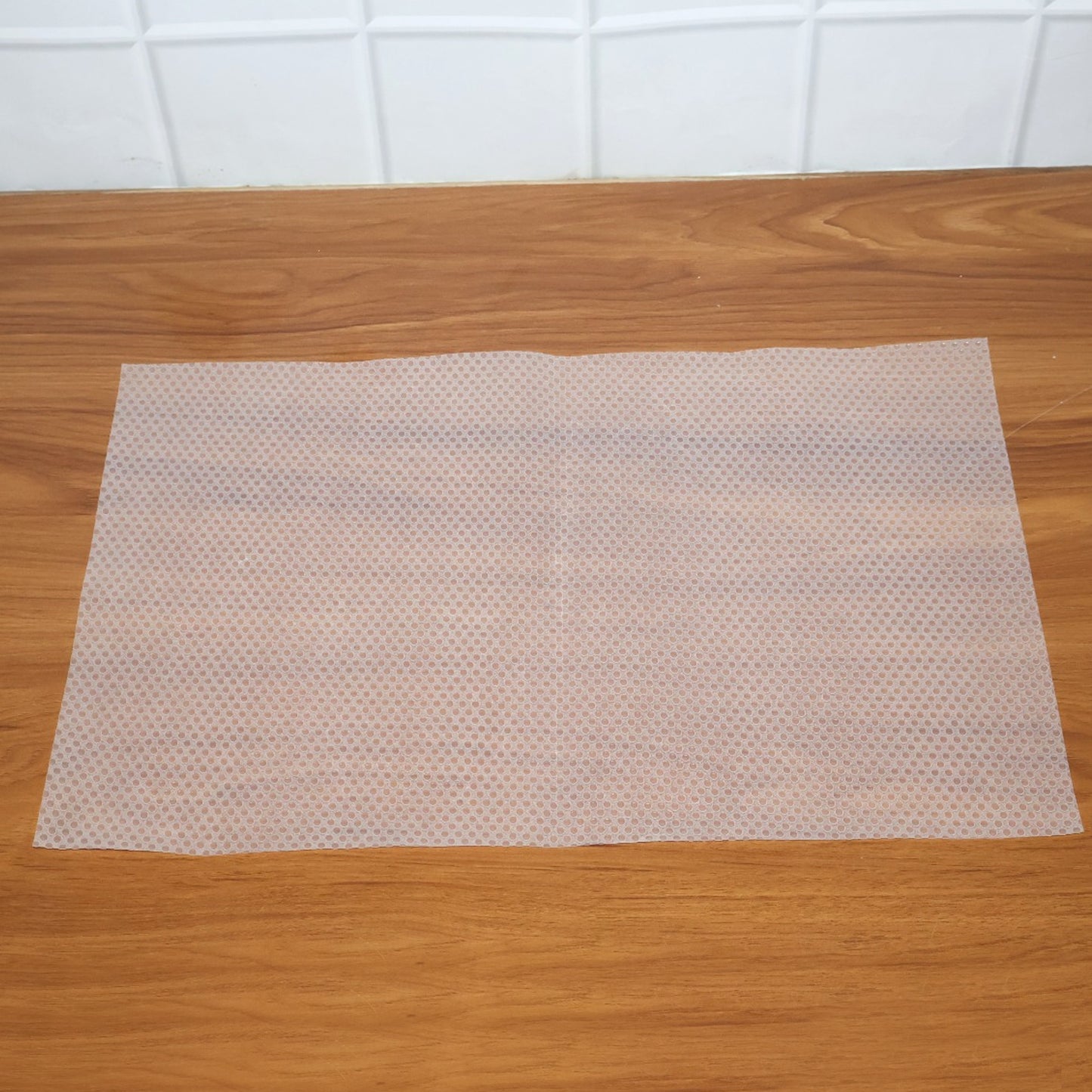 Clear plastic fridge mat from Wukusy, measuring 45x29 cm, designed to protect fridge shelves from spills and stains.