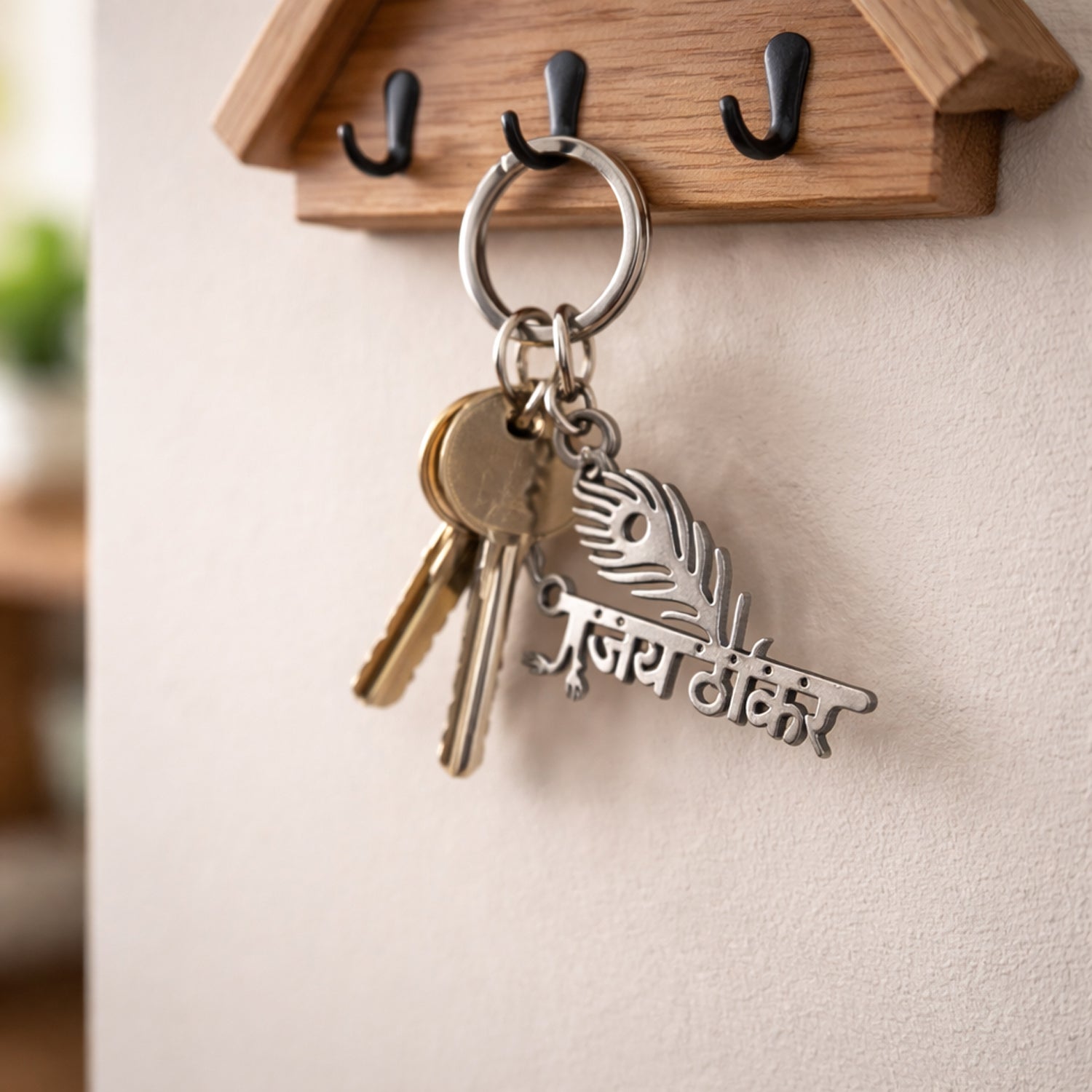 Wukusy premium metal Jay Thakar peepal leaf design keychain with intricate leaf details and a polished finish.
