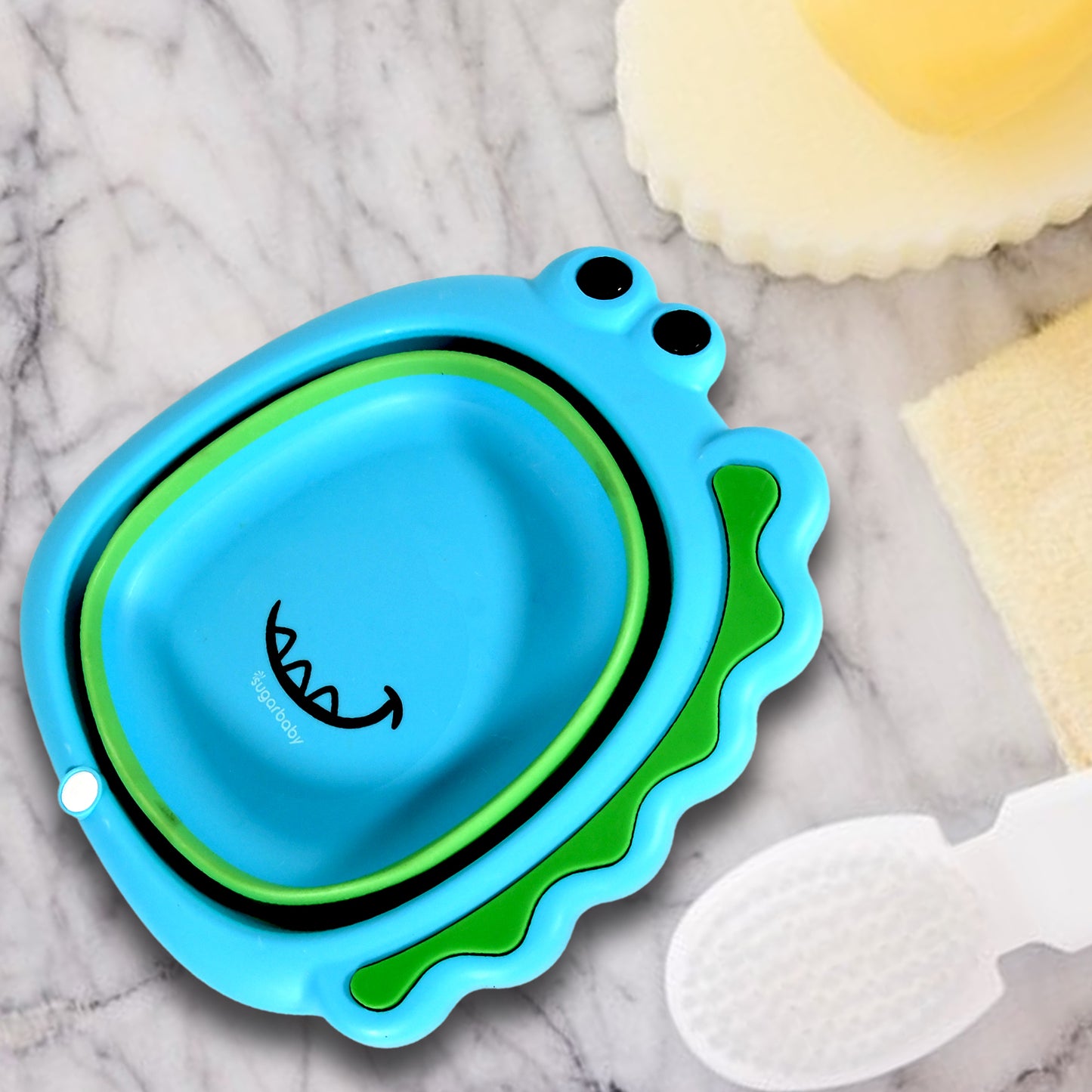 Wukusy frog-shaped baby wash basin, foldable, lightweight, thick plastic, suitable for face washing and baby care at home.