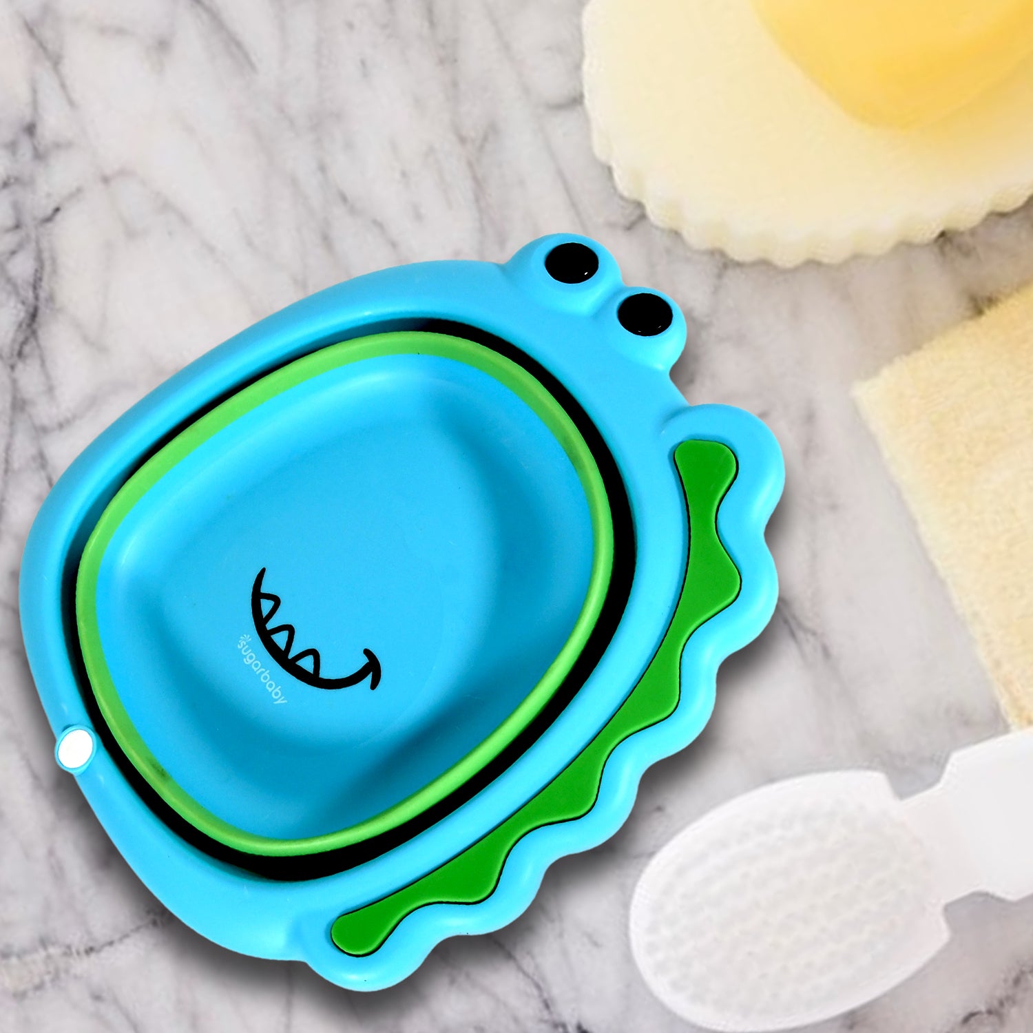 Wukusy frog-shaped baby wash basin, foldable, lightweight, thick plastic, suitable for face washing and baby care at home.