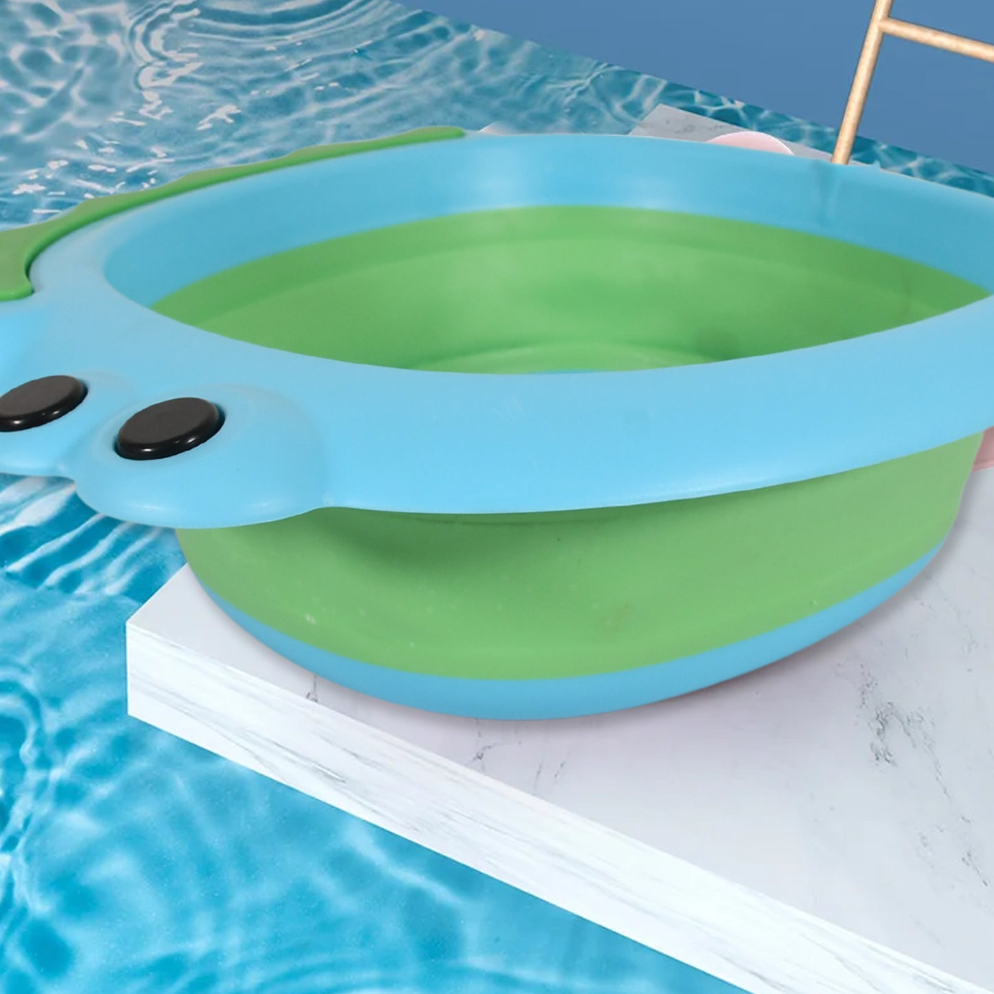 Foldable frog-shaped baby wash basin by Wukusy, lightweight, space-saving, thick, easy to clean, perfect for washing baby's face.