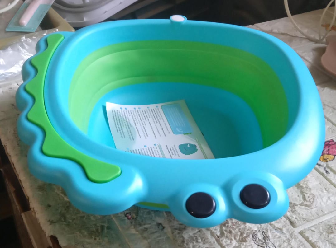 Wukusy frog-shaped baby wash basin, foldable, lightweight, and thick for easy face washing and space-saving home use.
