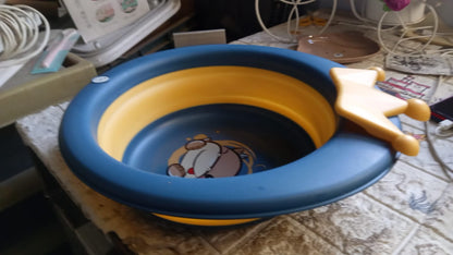 Wukusy cartoon-shaped baby wash basin, foldable, lightweight, thick plastic, for washing face, space-saving design, 33x31 cm.