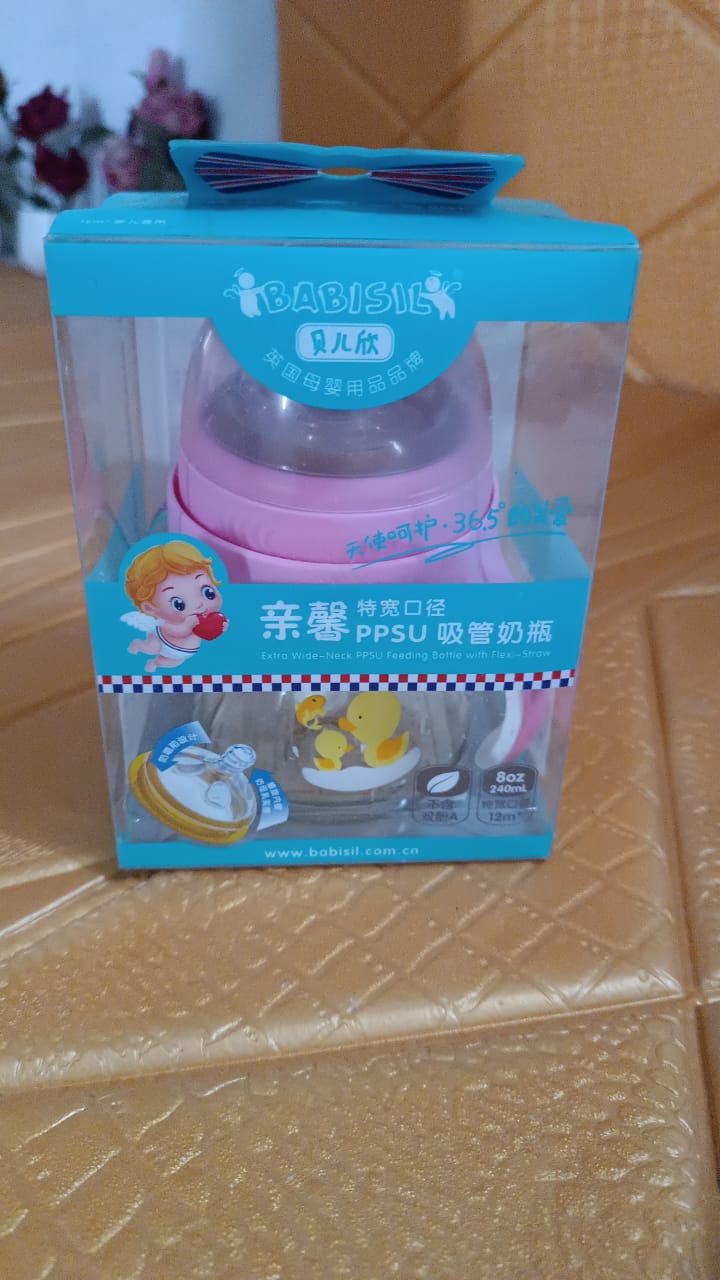 Wukusy plastic baby feeding bottle with handles, cleaning brush and straw, 240 ml, suitable for baby care.