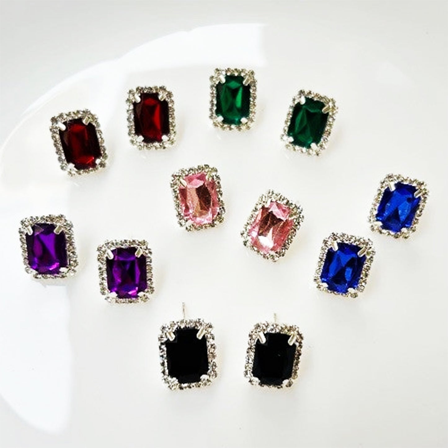Wukusy diamond jewelry interchangeable triangular-shaped earrings with six pairs in mixed colors and unique design.