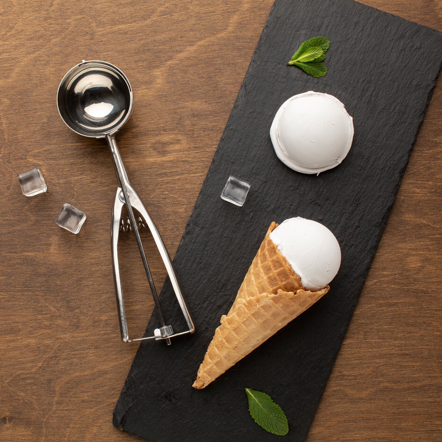 Wukusy stainless steel ice cream serving scoop with trigger release, premium quality ice cream spoon and scooper in close-up.