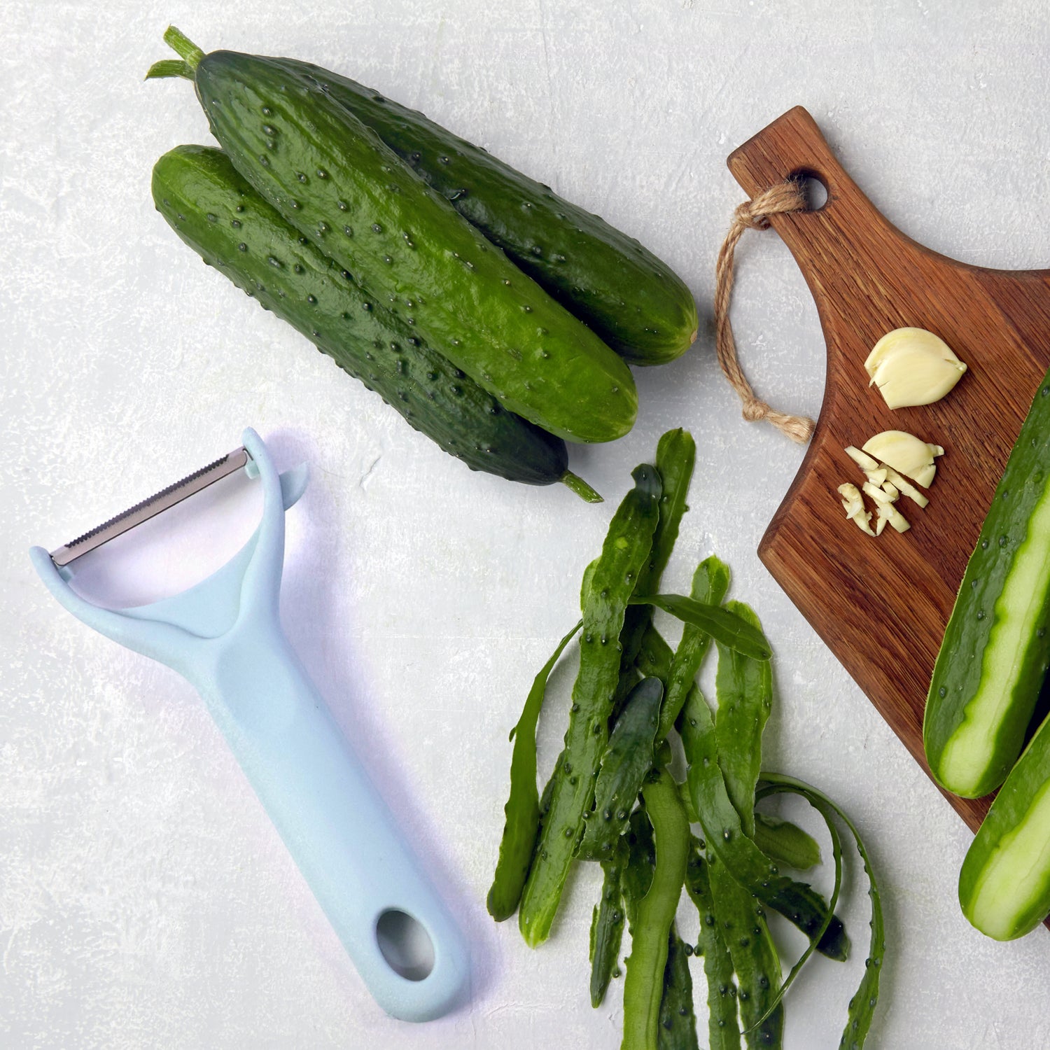 Wukusy 3-in-1 kitchen knife and chopping board set with knife, cutting board, and storage container for versatile food prep.