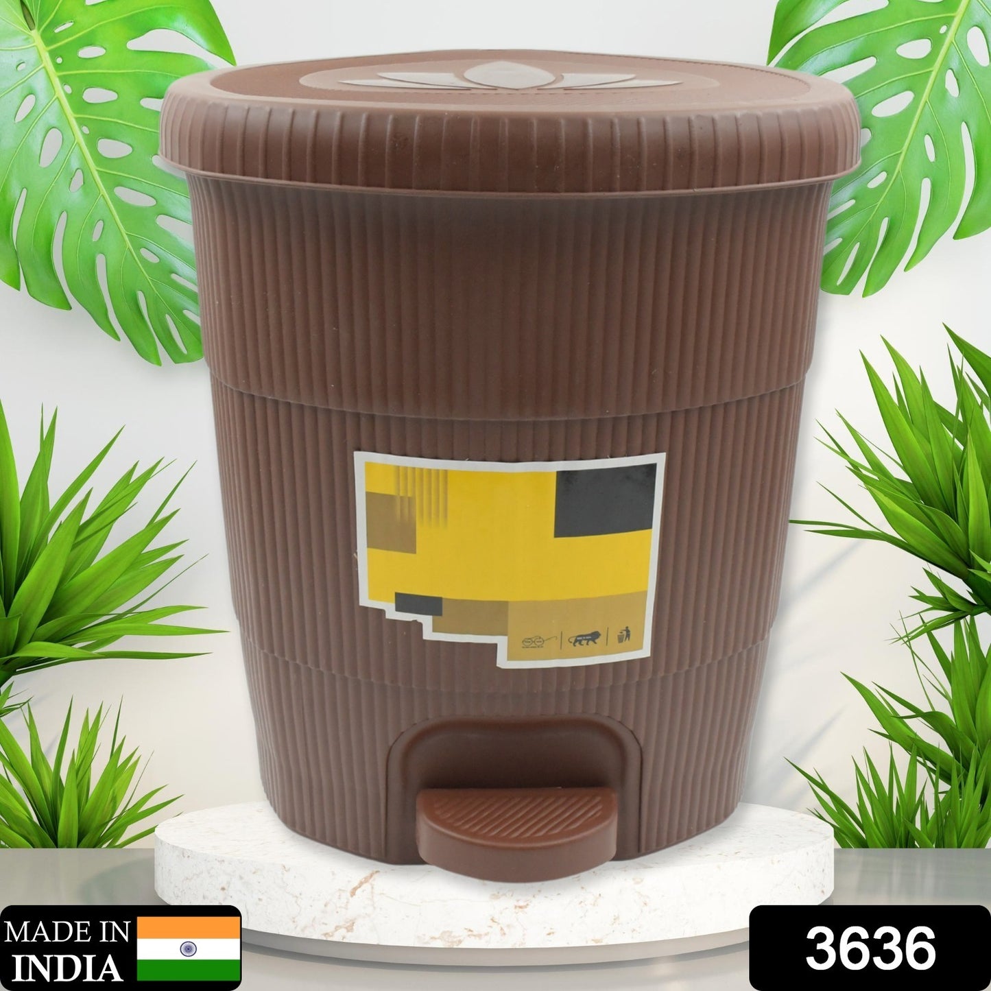 Wukusy mini plastic pedal dustbin, small size for kitchen, office, or car use, with a lid and foot pedal for hands-free disposal.