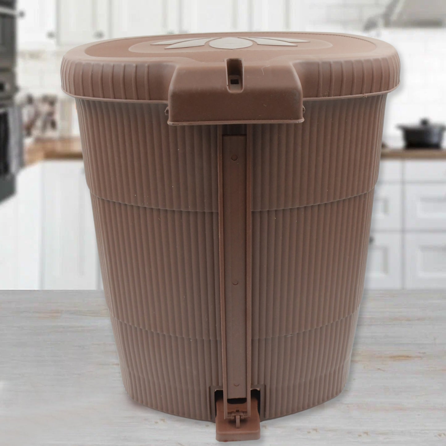 Wukusy mini plastic pedal dustbin, small size for kitchen, office, or car, with lid and compact design.