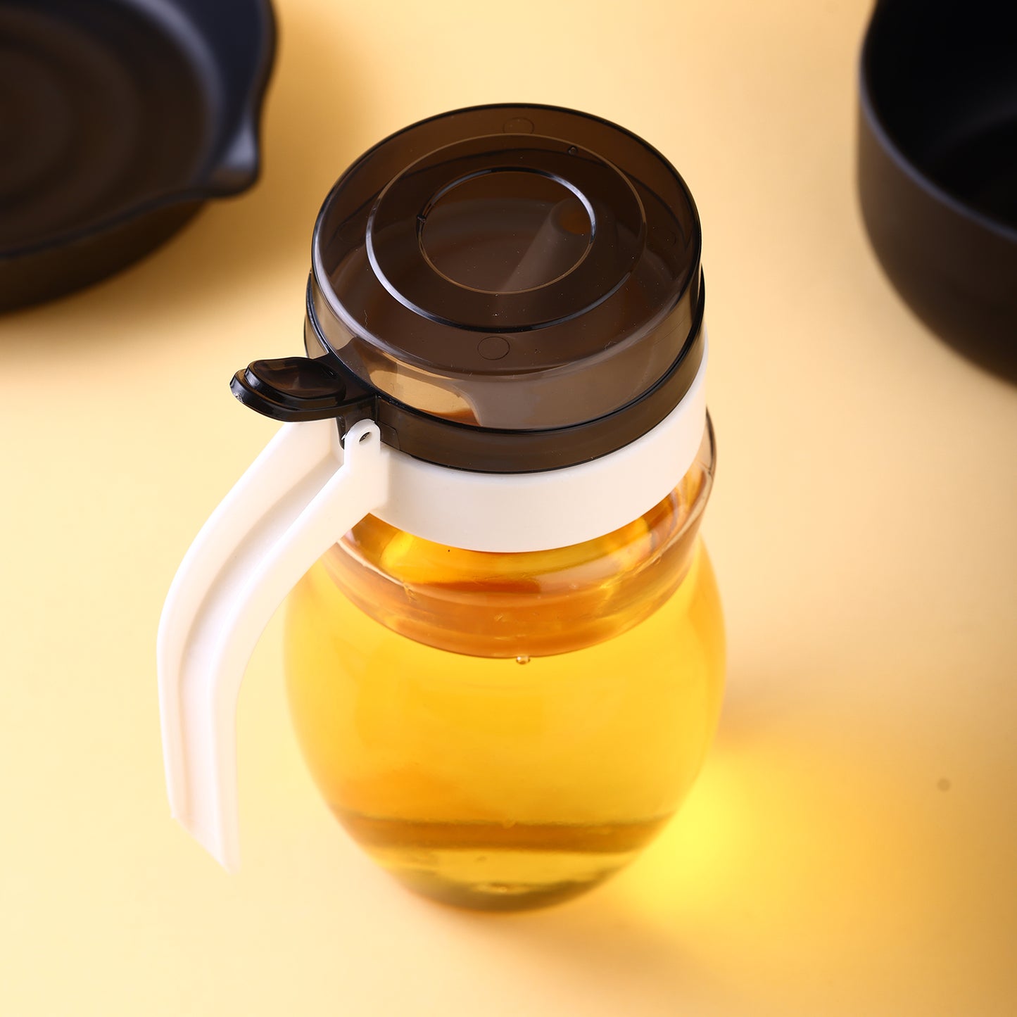 Wukusy 8127 stainless steel oil dispenser with small nozzle, 650ml capacity, ideal for kitchen oil storage and pouring.