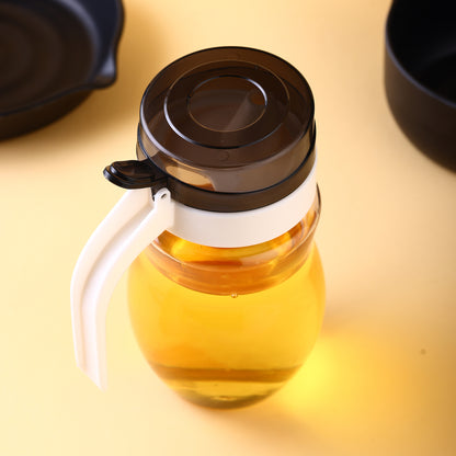 Wukusy 8127 stainless steel oil dispenser with small nozzle, 650ml capacity, ideal for kitchen oil storage and pouring.