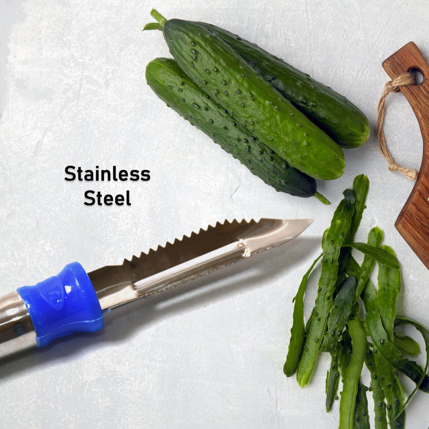 Wukusy 2-in-1 stainless steel vegetable peeler with hanging ring, suitable for peeling and shredding carrots, potatoes, and fruits.