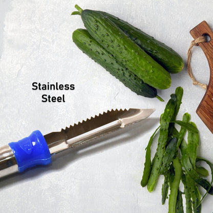 Wukusy 2-in-1 stainless steel vegetable peeler with hanging ring, suitable for peeling and shredding carrots, potatoes, and fruits.