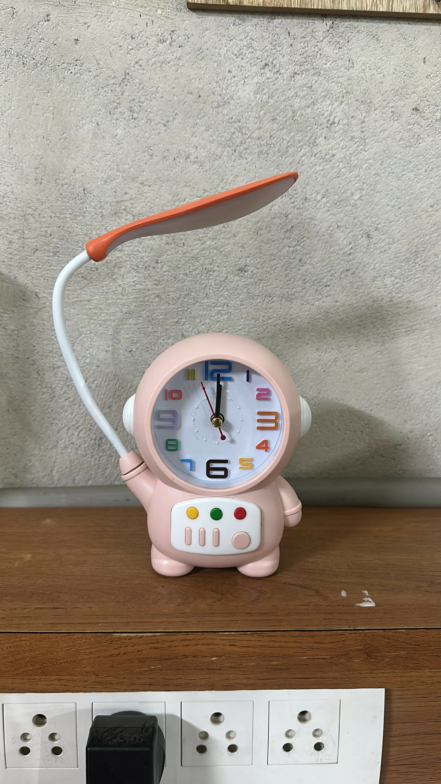 Wukusy astronaut table lamp with clock, designed for kids' study desks and bedrooms, featuring a playful astronaut figure and clock face.