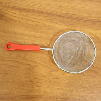 Wukusy B-grade large fine mesh kitchen strainer with strong handle grip, suitable for draining liquids and rinsing food.