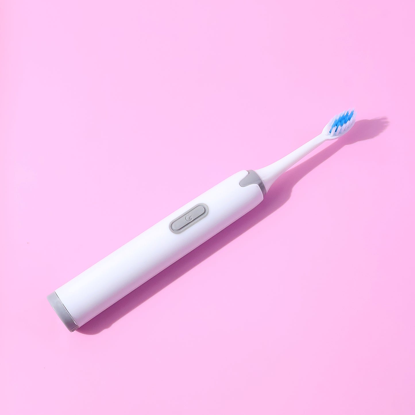 Wukusy battery-operated electric toothbrush with white handle and brush head for effective oral cleaning.
