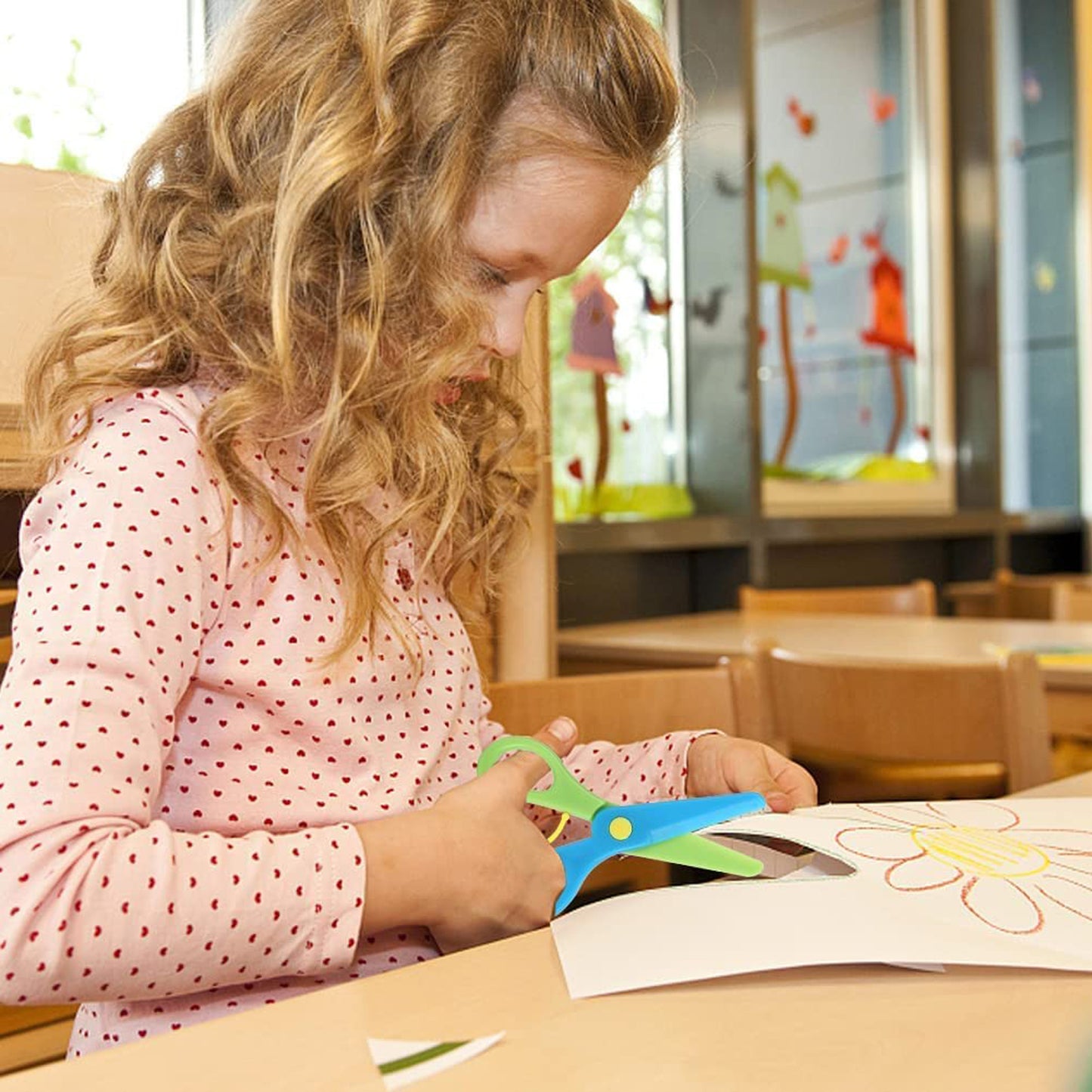 Child-safe plastic safety scissors for kids by Wukusy, featuring rounded tips and colorful handles for safe, easy cutting.