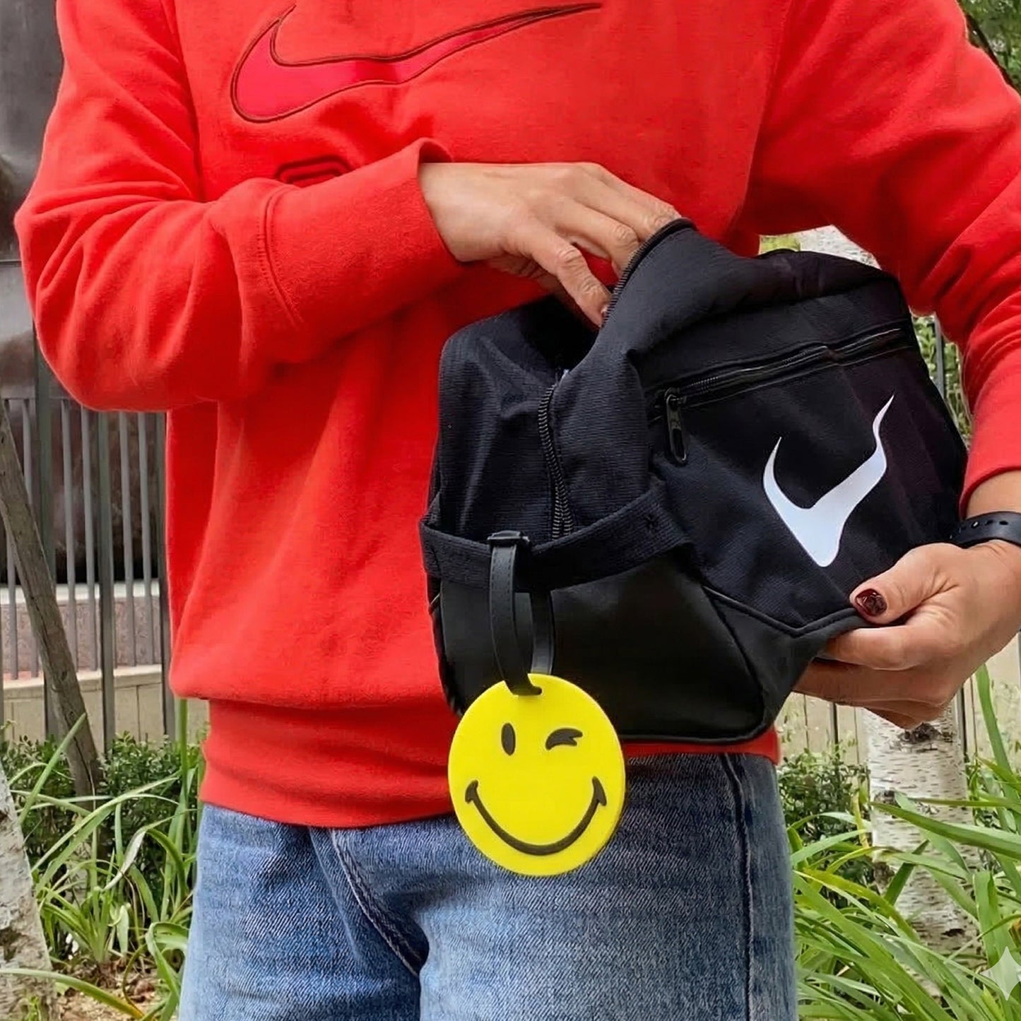 Wukusy cute smiley face round travel luggage bag tag with identification window for easy baggage identification.