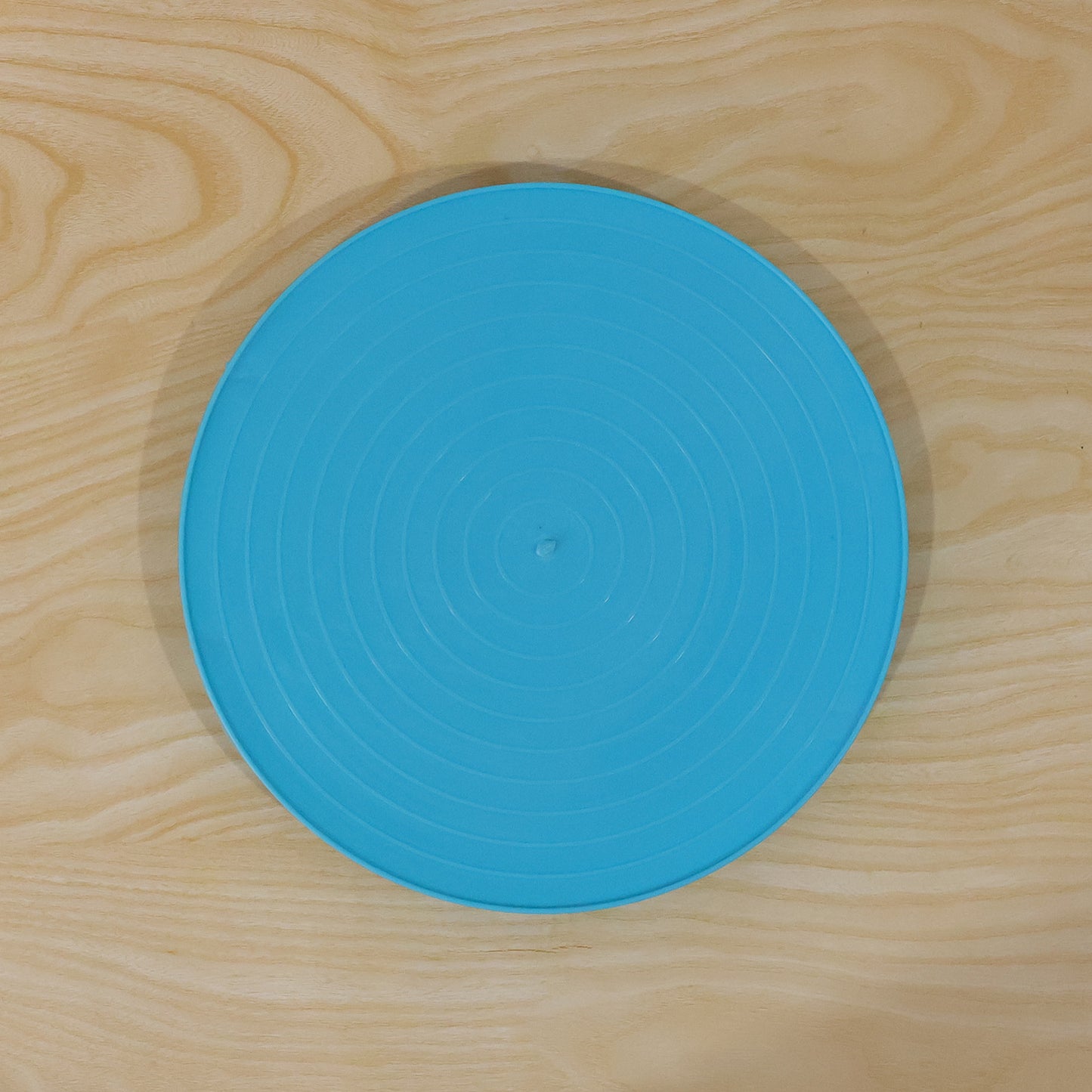 Decorative Wukusy plastic serving tray with non-slip surface and stand, ideal for serving snacks and beverages.