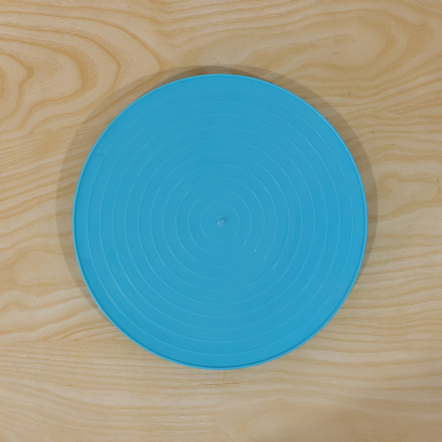 Decorative Wukusy plastic serving tray with non-slip surface and stand, ideal for serving snacks and beverages.