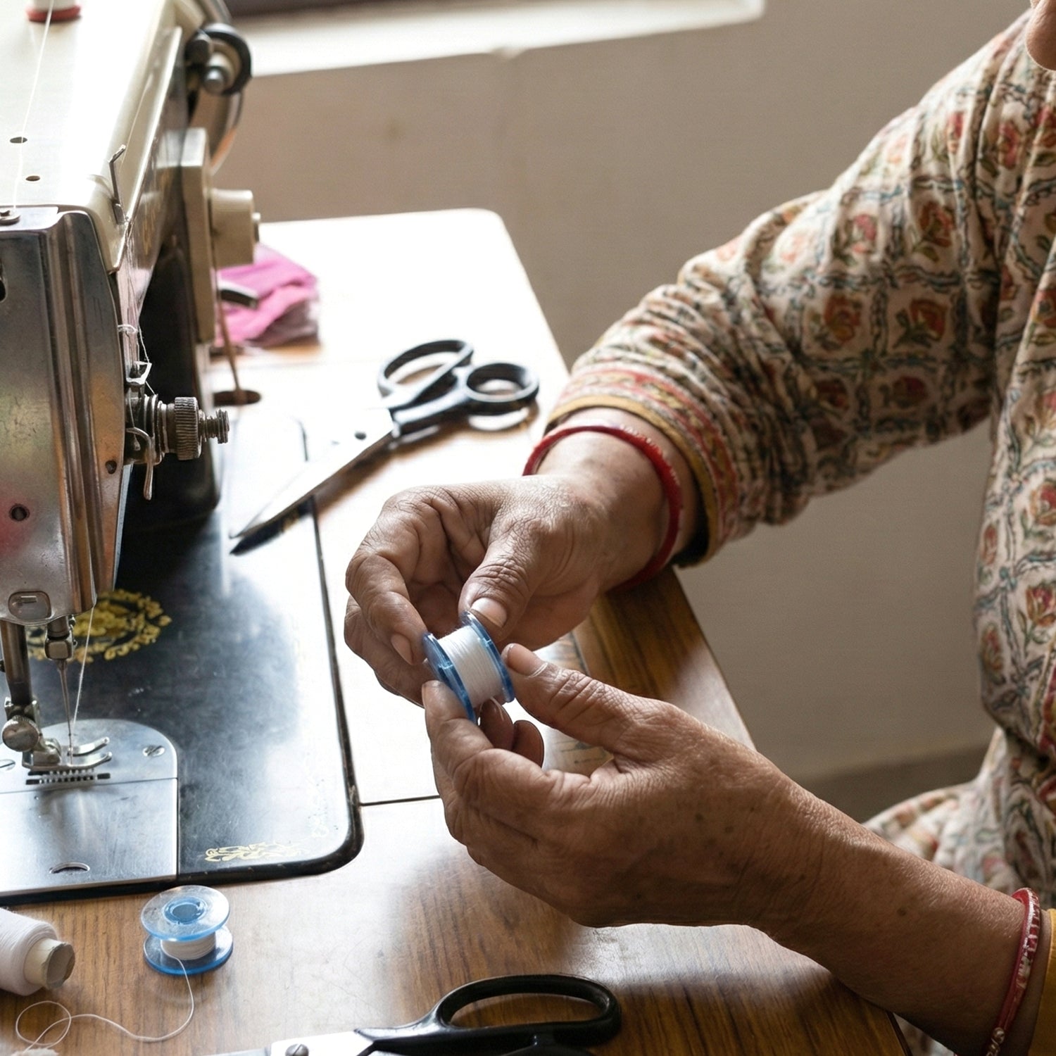 Wukusy Doris Roller Sewing Machine Bobbin Set with 25 plastic bobbins arranged in a box for sewing machine thread spools.