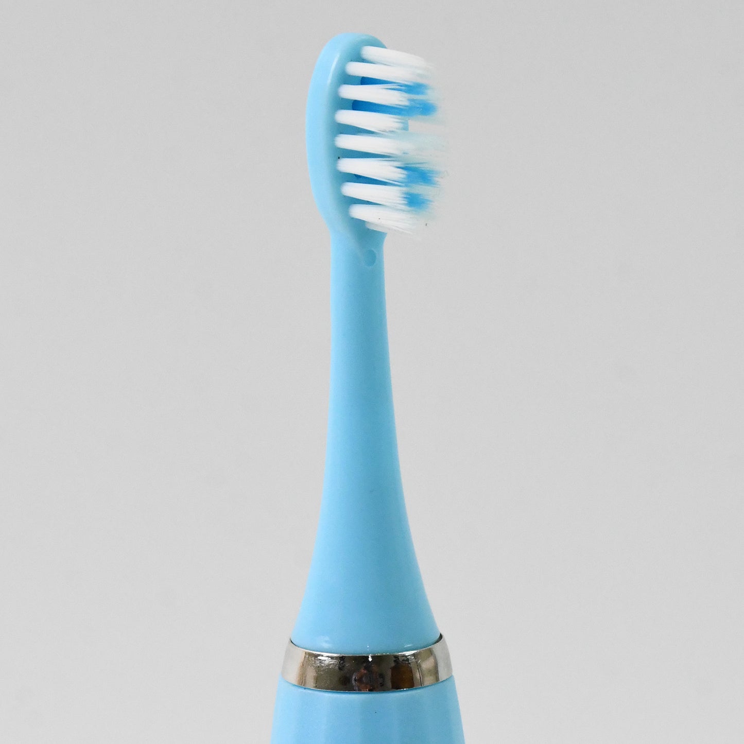 Wukusy electric toothbrush battery operated with one battery compartment, battery not included, close-up of toothbrush handle.
