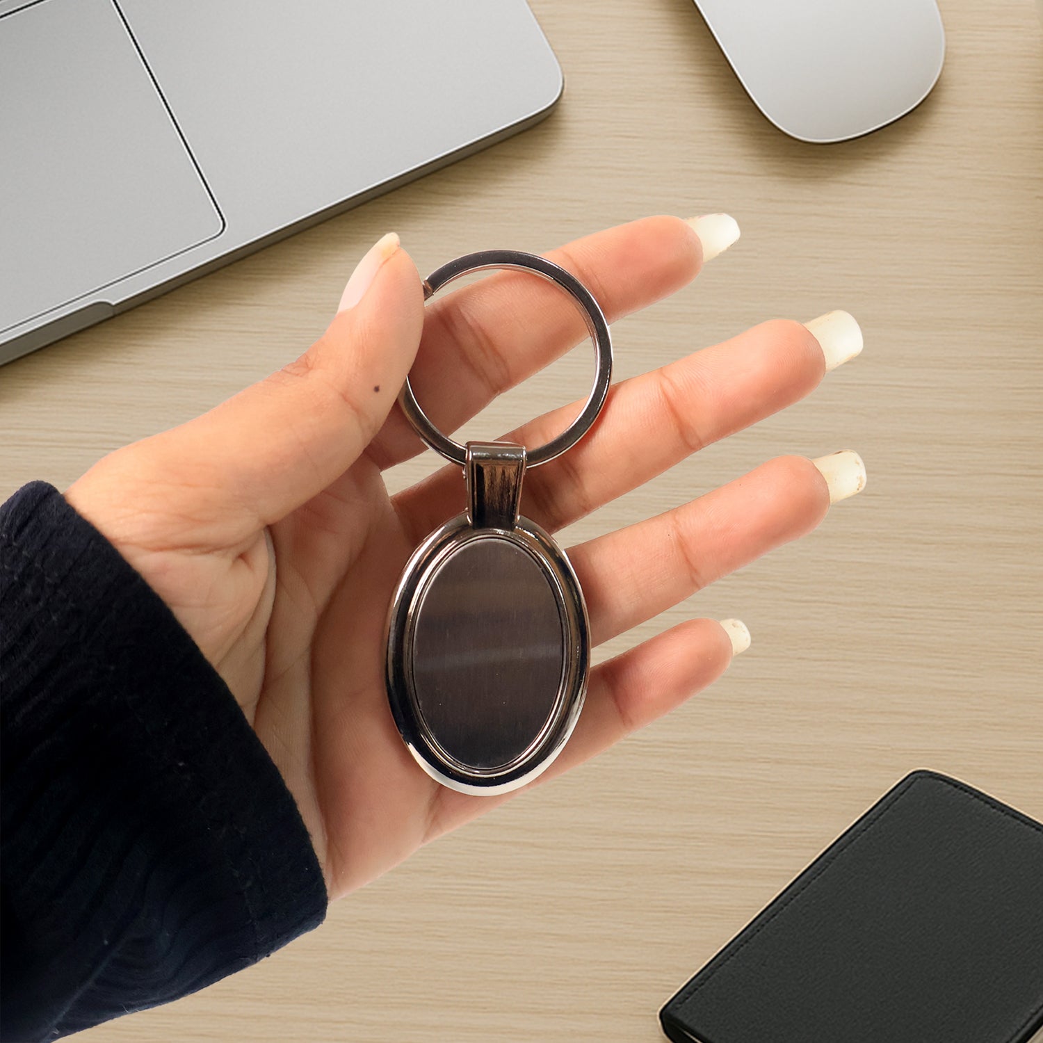 Elegant oval-shaped metal keychain by Wukusy, featuring a sleek design for personal use and everyday carrying.
