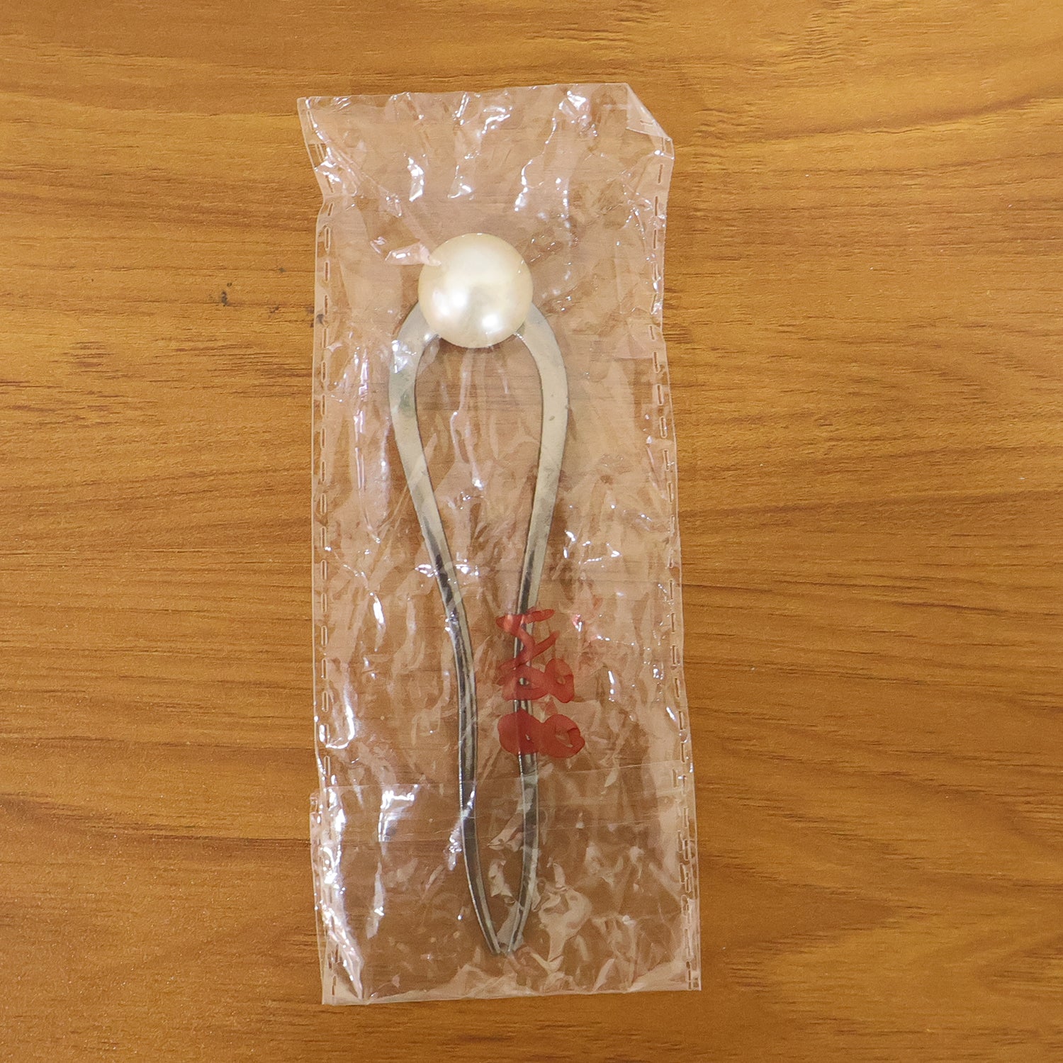 Wukusy elegant pearl design hair pin clip with decorative pearls, perfect for securing and styling hair.