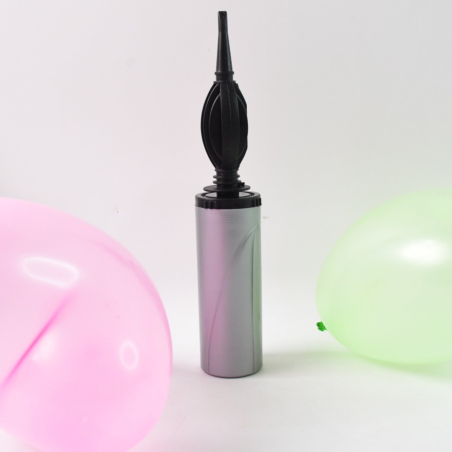 Wukusy hand balloon pump, 24 cm, compact manual air pump for inflating balloons, shown in a close-up image.