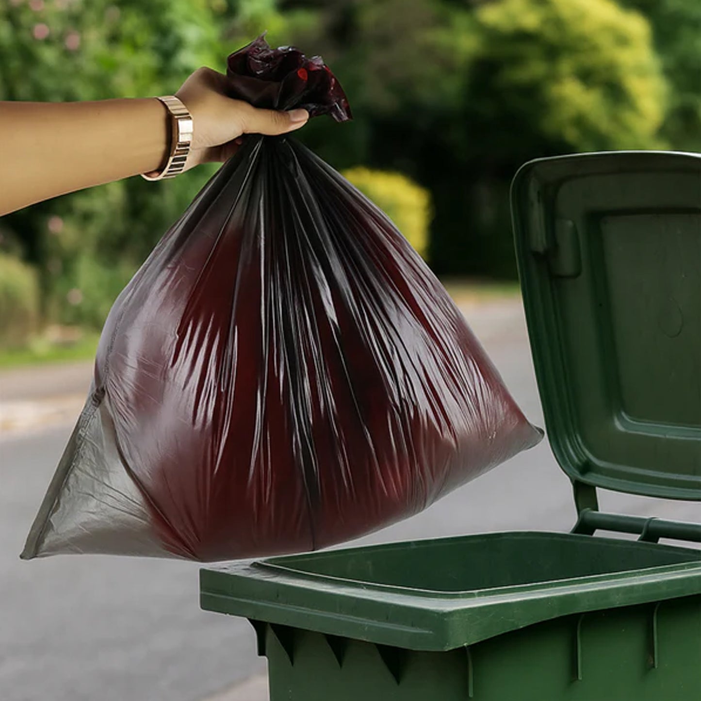 Wukusy heavy-duty garbage bags roll with 30 durable trash bags measuring 45x50 cm, suitable for heavy waste.