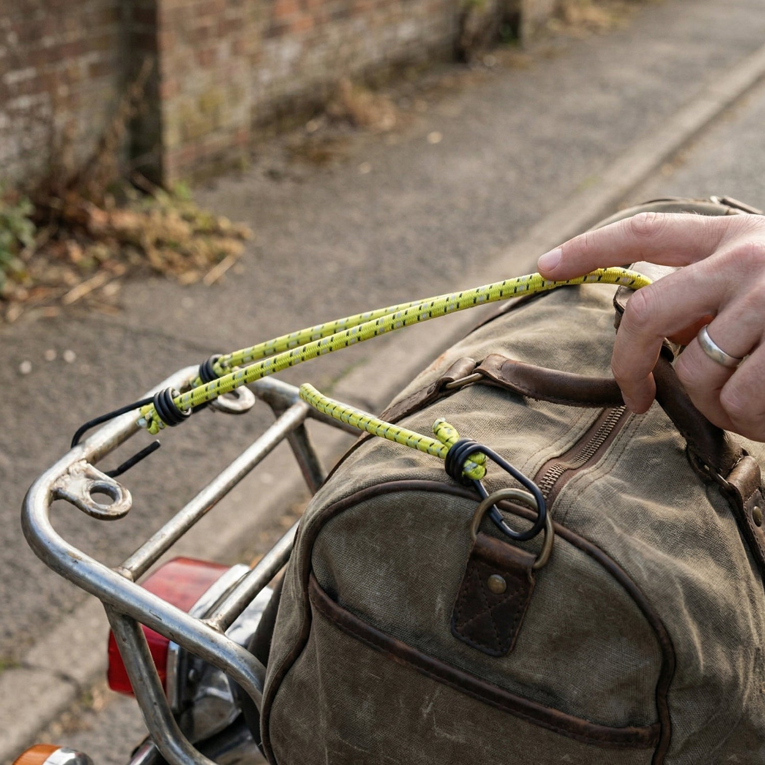 Wukusy heavy-duty elastic luggage rope with hooks, 90 cm, for securing bags and luggage during travel.