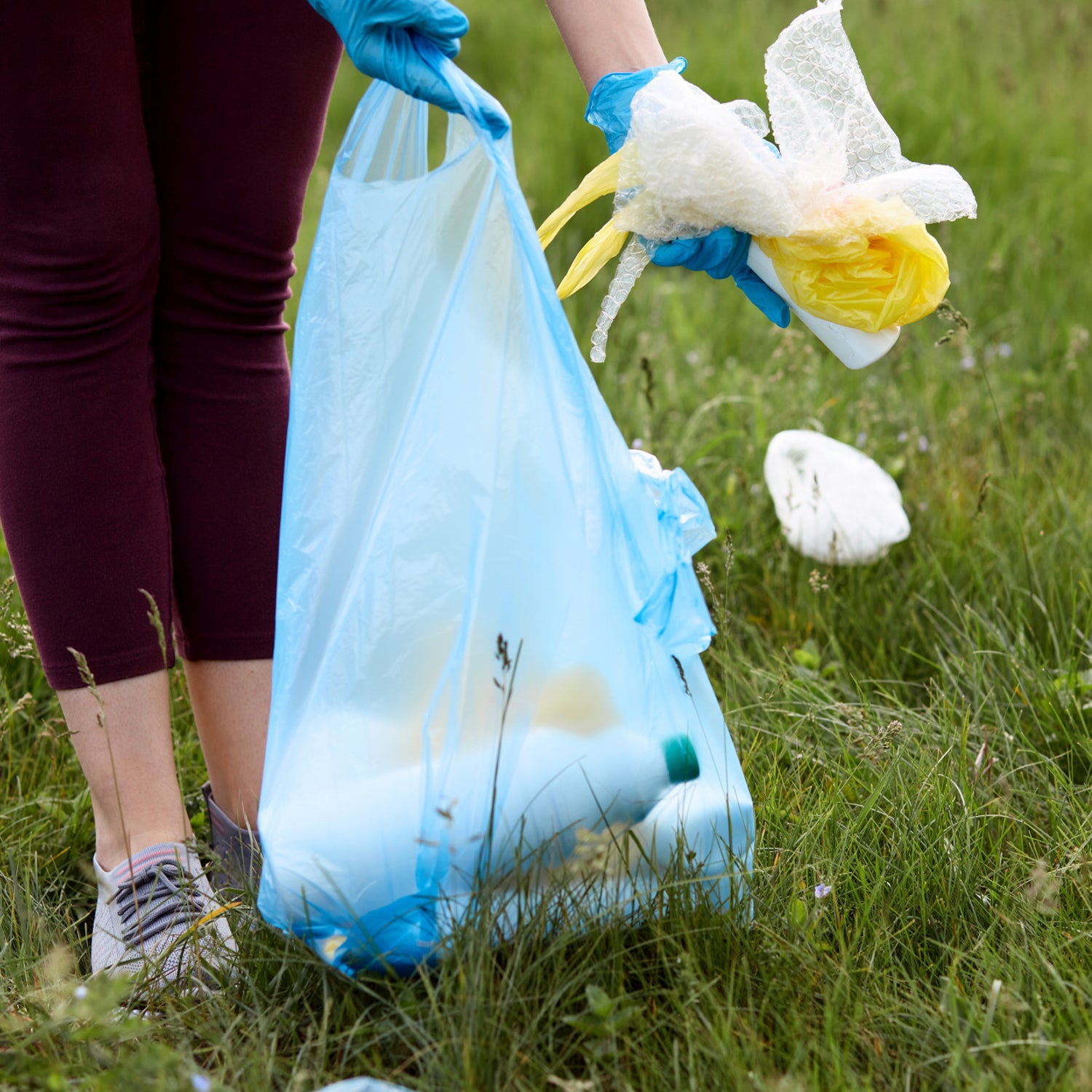 Wukusy heavy strength disposable garbage bags roll with 30 large 45x60 cm bags for durable waste disposal.