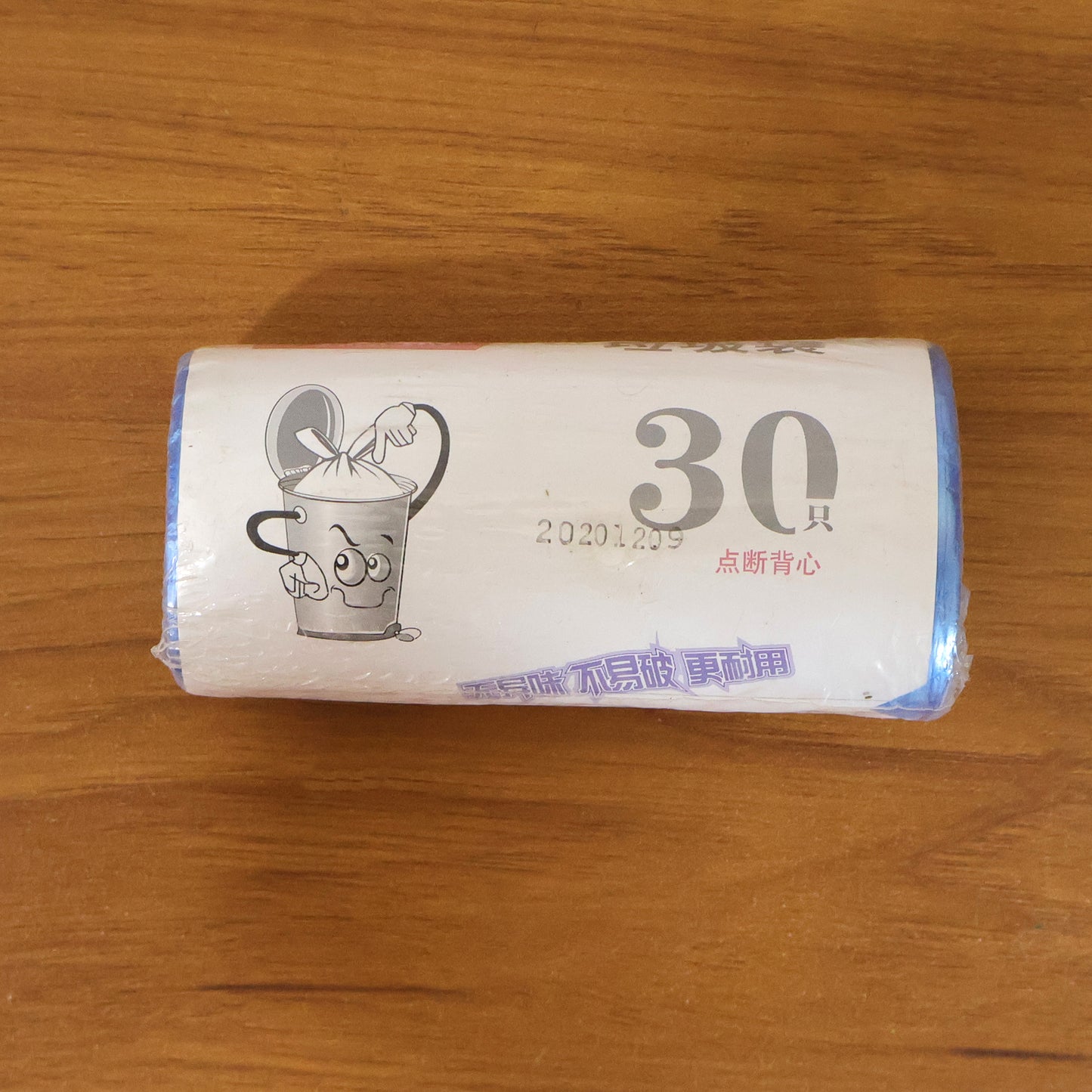 Wukusy heavy strength disposable garbage bags roll with 30 bags, 45x60 cm size, suitable for heavy-duty waste disposal.