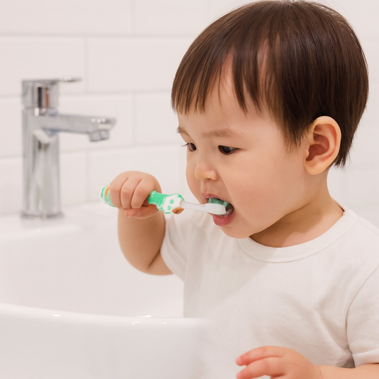 Wukusy kids toothbrush and ball keychain toy set, colorful toothbrush with cartoon ball keychain for children.