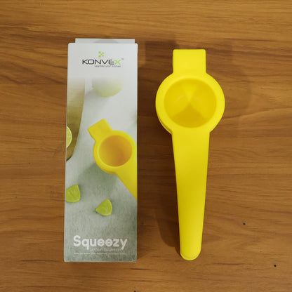 Wukusy Konvex Hand Press Plastic Lemon Squeezer for citrus juice extraction, compact kitchen tool, black and yellow design